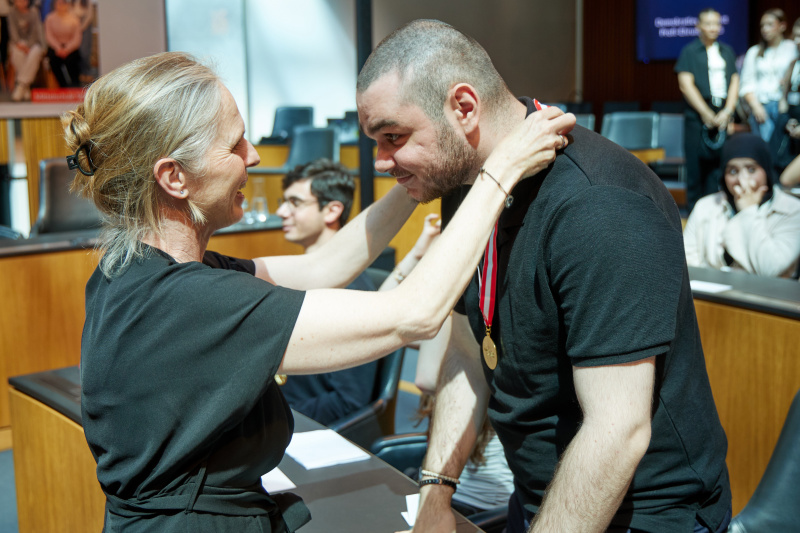 Medaillenüberreichung durch Mandatar:innen. Bundesrätin Daniela Gruber-Pruner (SPÖ)