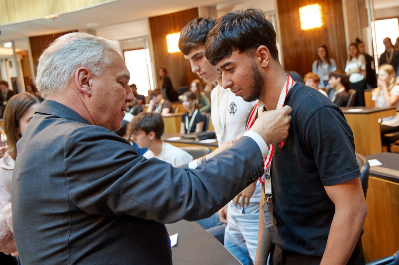 Medaillenüberreichung. Nationalratspräsident Walter Rosenkranz (FPÖ) (links)