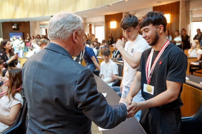 Medaillenüberreichung. Nationalratspräsident Walter Rosenkranz (FPÖ) (links)