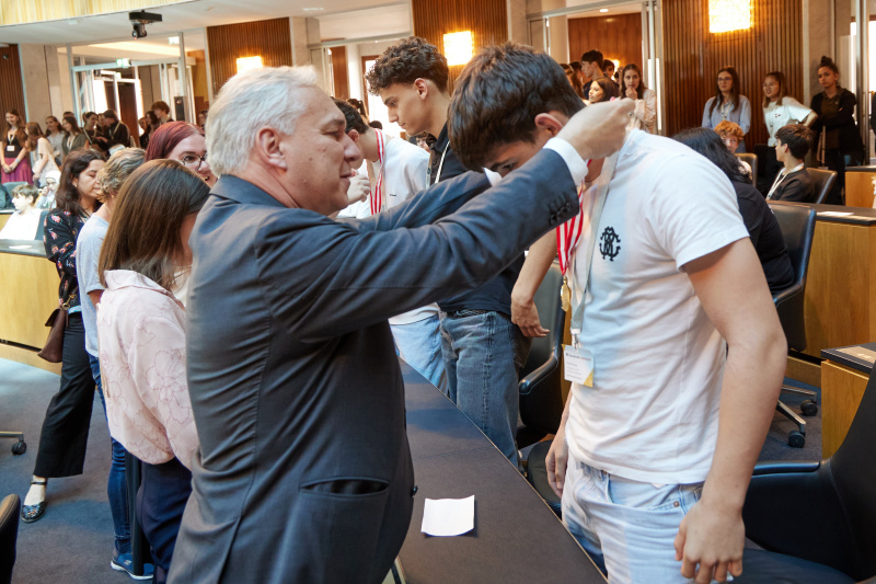 Medaillenüberreichung. Nationalratspräsident Walter Rosenkranz (FPÖ) (links)