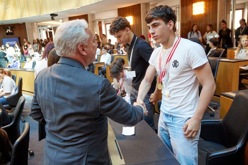 Medaillenüberreichung. Nationalratspräsident Walter Rosenkranz (FPÖ) (links)