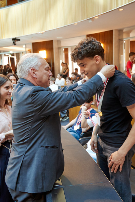 Medaillenüberreichung. Nationalratspräsident Walter Rosenkranz (FPÖ) (links)