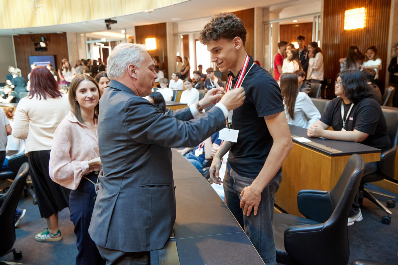 Medaillenüberreichung. Nationalratspräsident Walter Rosenkranz (FPÖ) (links)