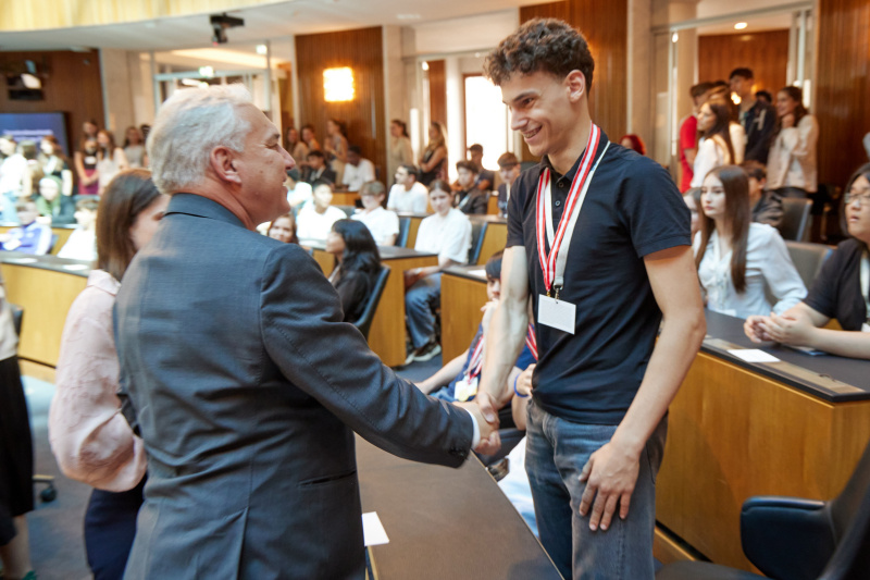 Medaillenüberreichung. Nationalratspräsident Walter Rosenkranz (FPÖ) (links)