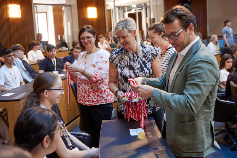 Medaillenüberreichung durch Mandatar:innen. Nationalratsabgeordneter Maximilian Weinzierl (FPÖ) (rechts)