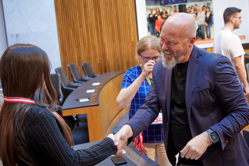 Medaillenüberreichung durch Mandatar:innen. Bundesrat Marco Schreuder (GRÜNE)