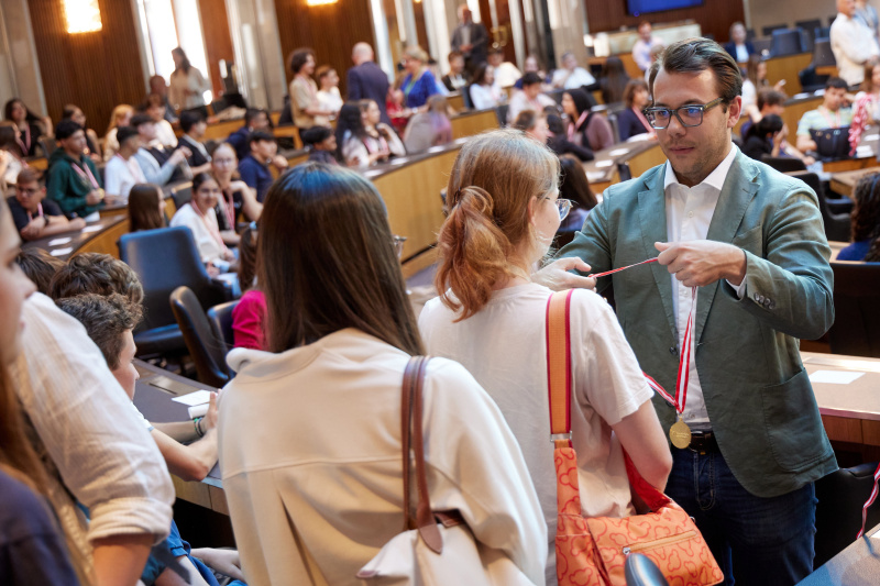 Medaillenüberreichung durch Mandatar:innen. Nationalratsabgeordneter Maximilian Weinzierl (FPÖ)