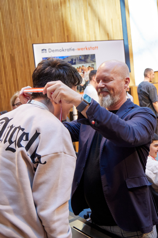 Medaillenüberreichung durch Mandatar:innen. Bundesrat Marco Schreuder (GRÜNE)