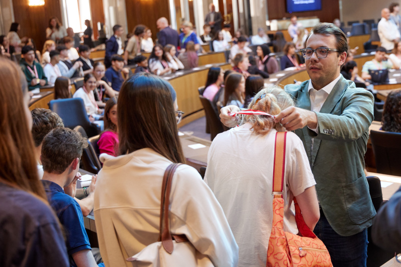 Medaillenüberreichung durch Mandatar:innen. Nationalratsabgeordneter Maximilian Weinzierl (FPÖ) (rechts)