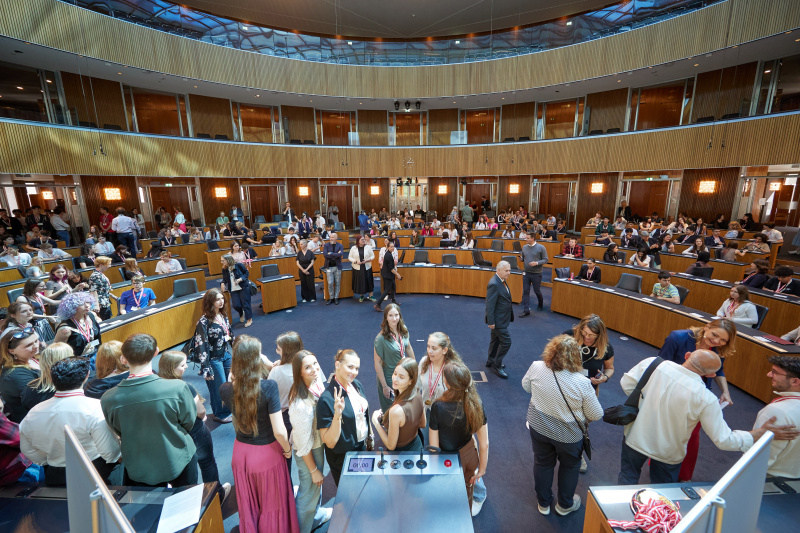 Blick Richtung Veranstaltungsteilnehmer:innen