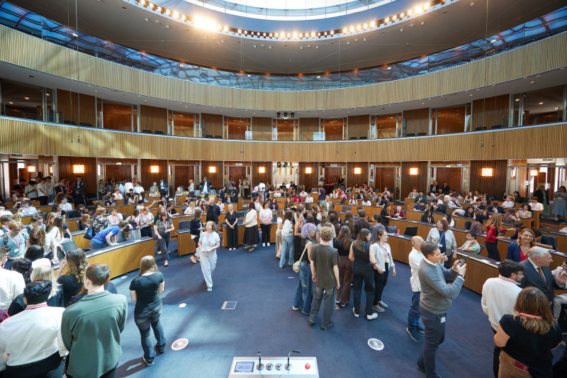 Blick Richtung Veranstaltungsteilnehmer:innen