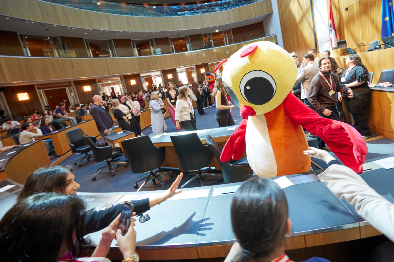 Maskottchen vor dem Rednerpult