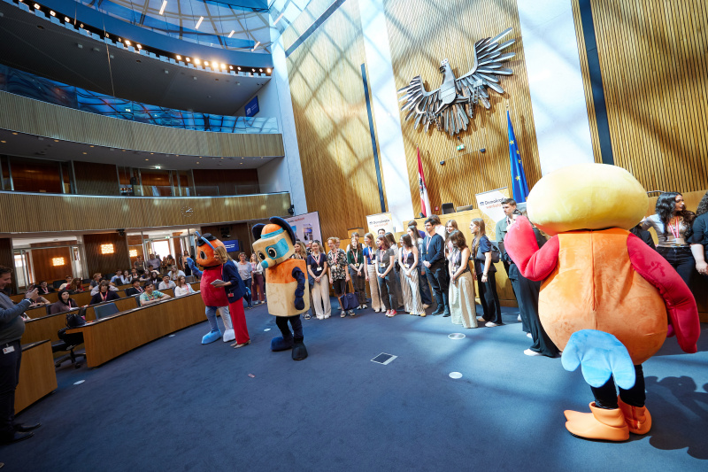 Maskottchen vor dem Rednerpult