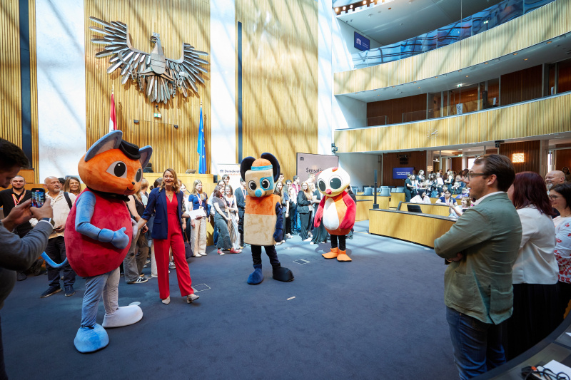 Maskottchen vor dem Rednerpult