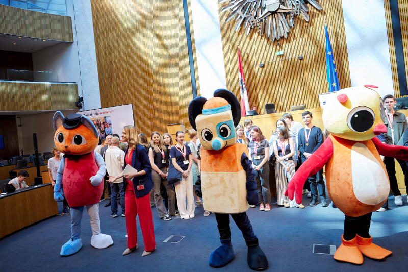 Maskottchen vor dem Rednerpult