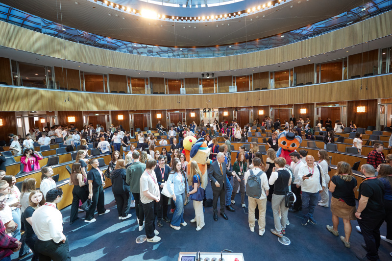 Blick Richtung Veranstaltungsteilnehmer:innen
