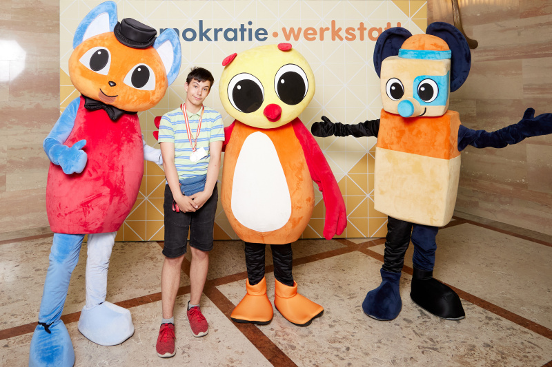 Gruppenfoto mit Maskottchen