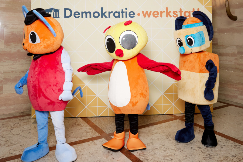 Gruppenfoto mit Maskottchen