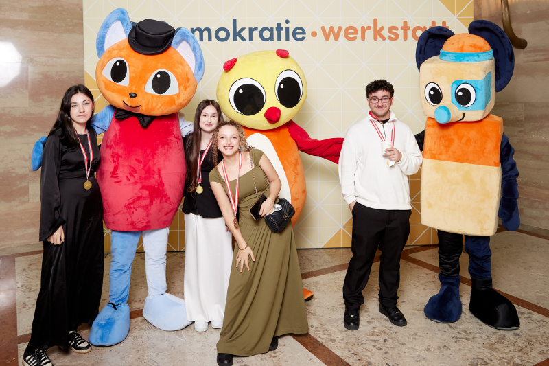 Gruppenfoto mit Maskottchen
