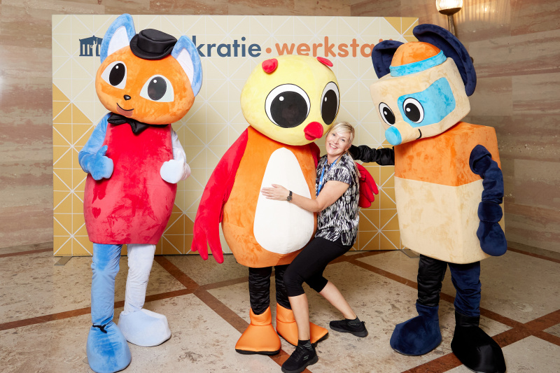 Gruppenfoto mit Maskottchen