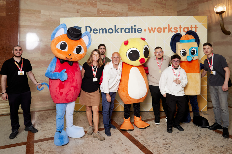 Gruppenfoto mit Maskottchen