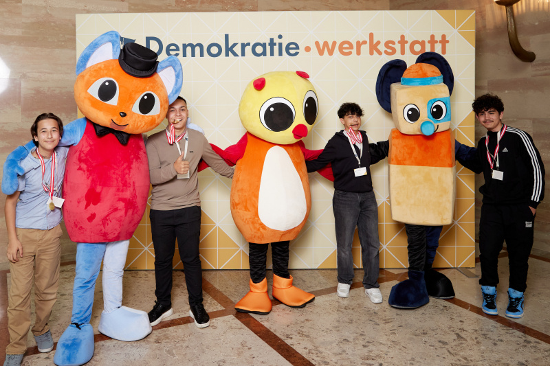 Gruppenfoto mit Maskottchen