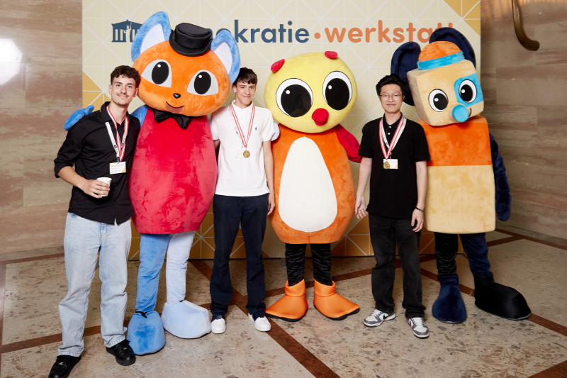 Gruppenfoto mit Maskottchen