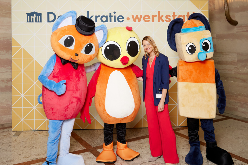 Gruppenfoto mit Maskottchen