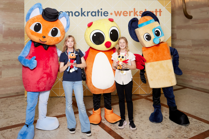 Gruppenfoto mit Maskottchen