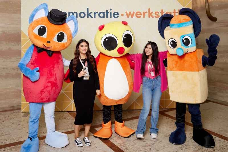 Gruppenfoto mit Maskottchen