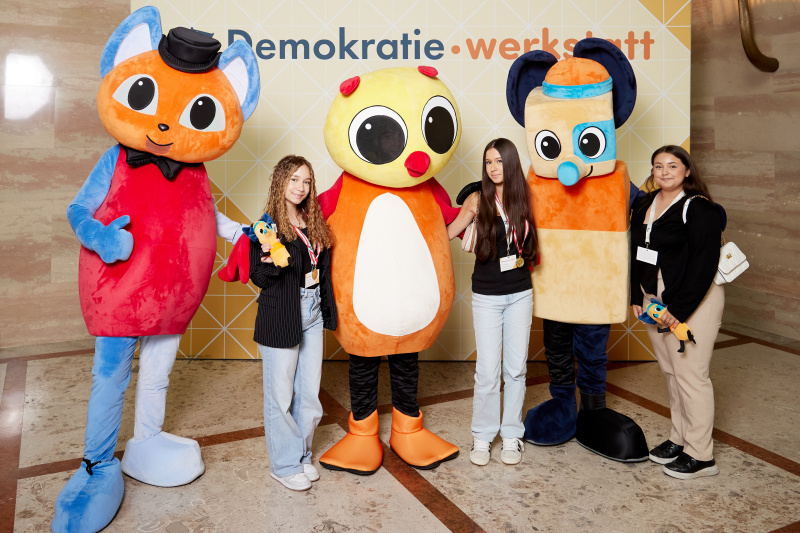 Gruppenfoto mit Maskottchen
