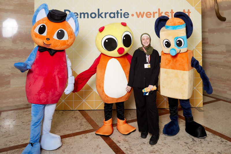 Gruppenfoto mit Maskottchen