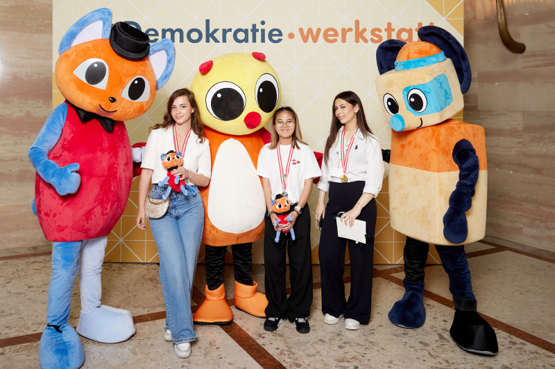 Gruppenfoto mit Maskottchen