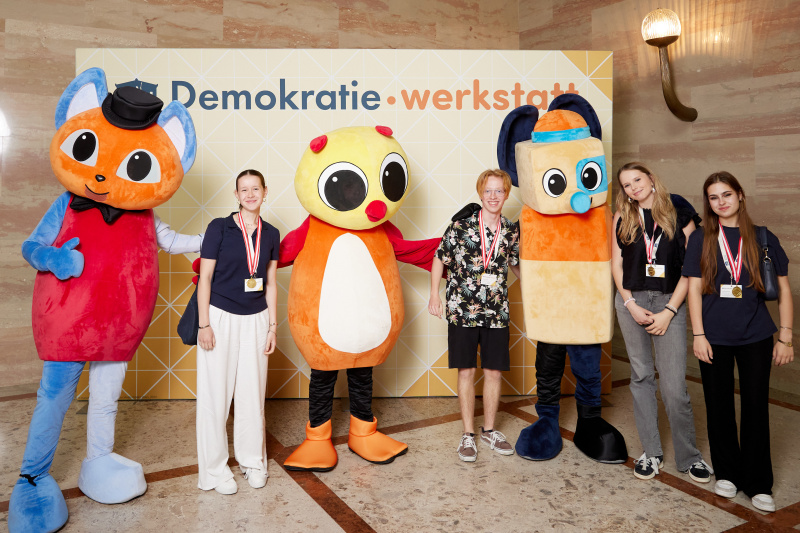 Gruppenfoto mit Maskottchen