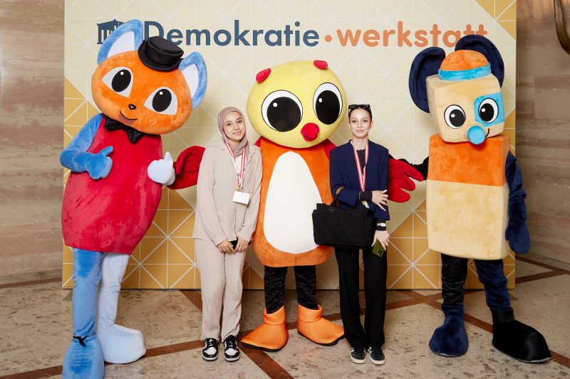 Gruppenfoto mit Maskottchen