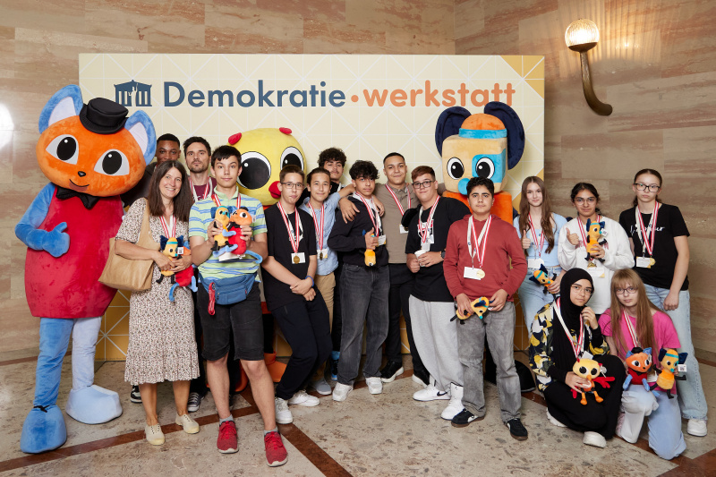 Gruppenfoto mit Maskottchen