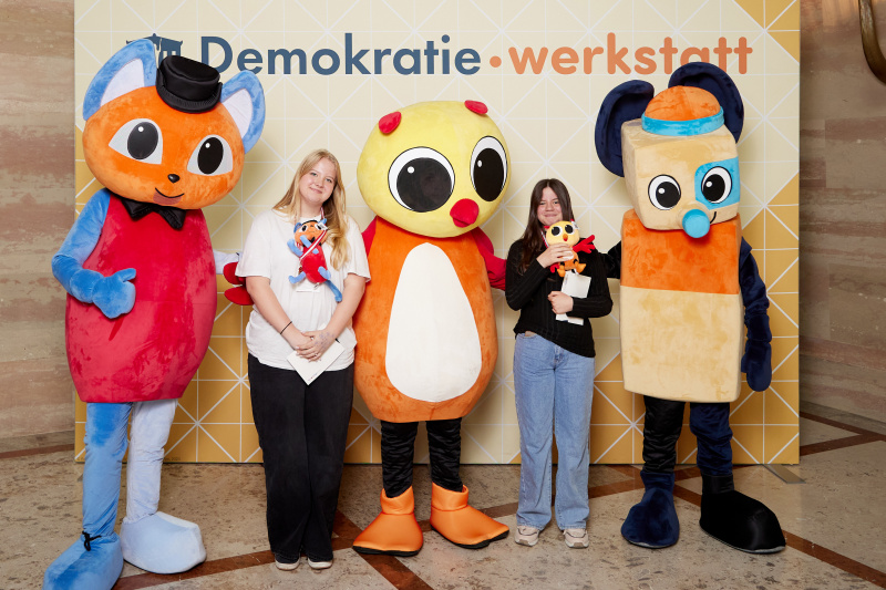 Gruppenfoto mit Maskottchen