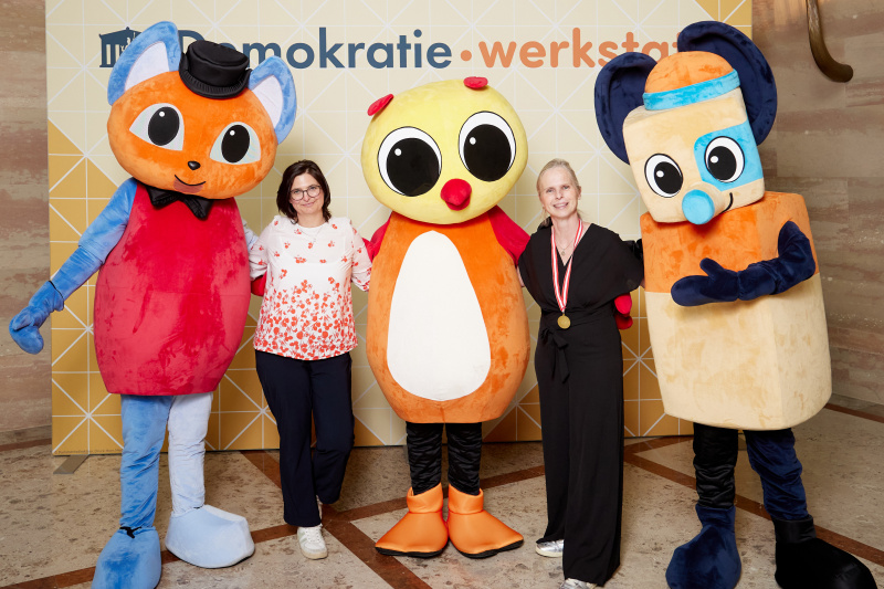 Gruppenfoto mit Maskottchen