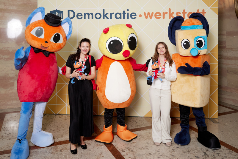 Gruppenfoto mit Maskottchen