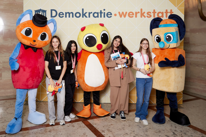 Gruppenfoto mit Maskottchen
