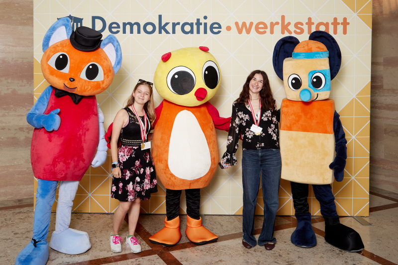 Gruppenfoto mit Maskottchen