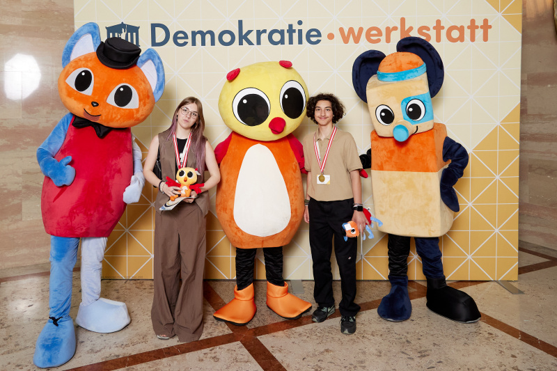 Gruppenfoto mit Maskottchen