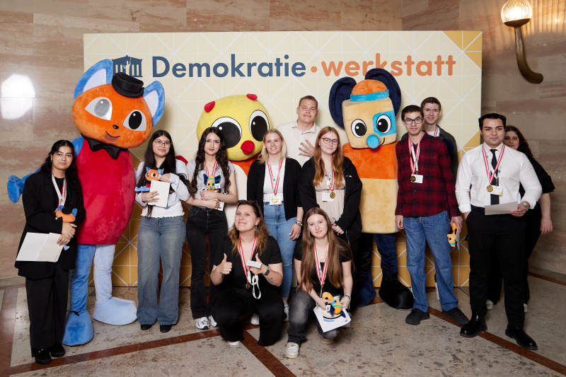 Gruppenfoto mit Maskottchen