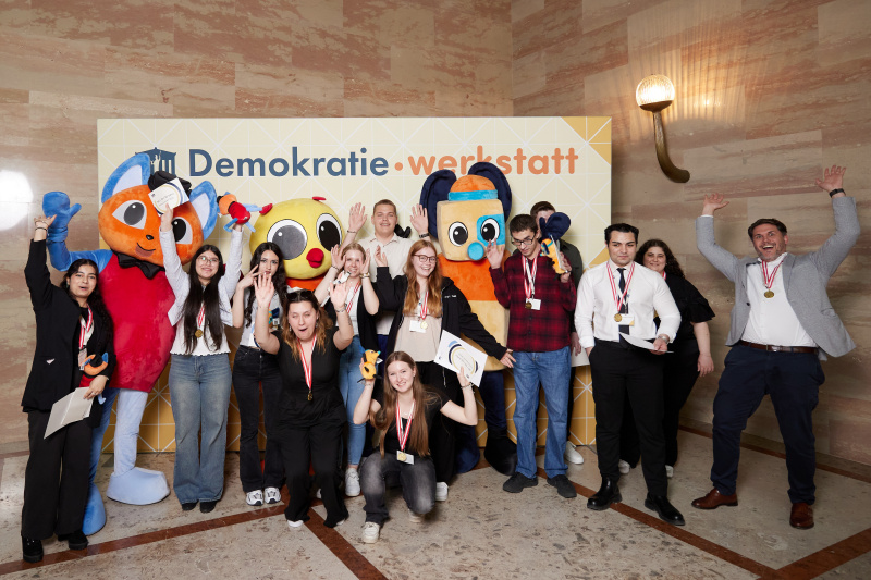 Gruppenfoto mit Maskottchen