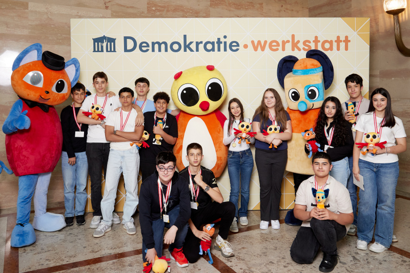 Gruppenfoto mit Maskottchen