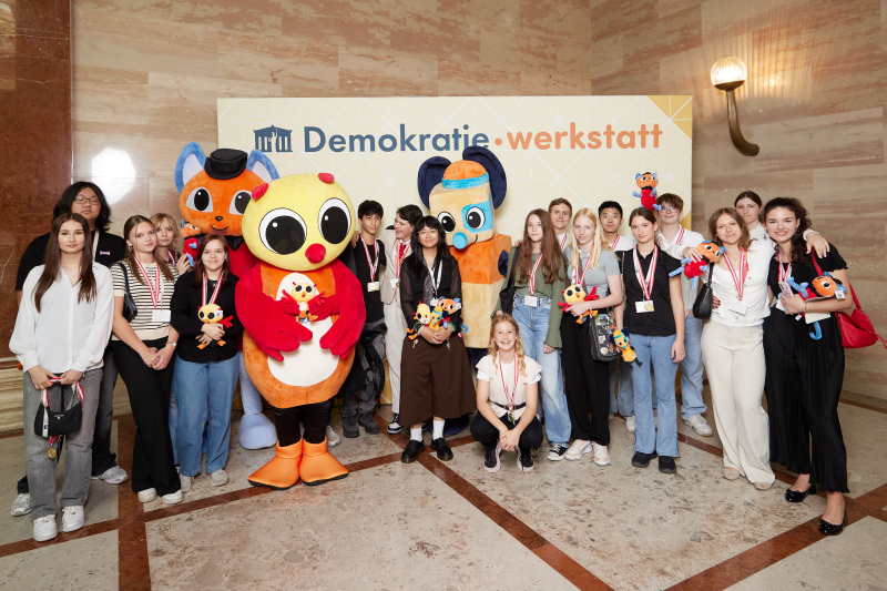Gruppenfoto mit Maskottchen