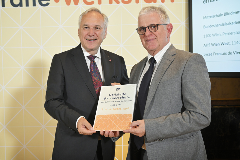 Verleihung des Gütesiegels. Nationalratspräsident Walter Rosenkranz (FPÖ) (links)