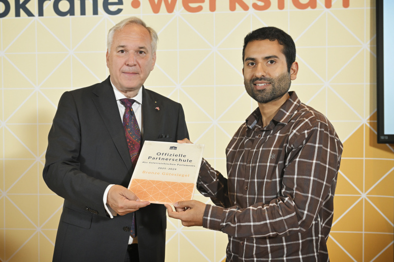 Verleihung des Gütesiegels. Nationalratspräsident Walter Rosenkranz (FPÖ) (links)