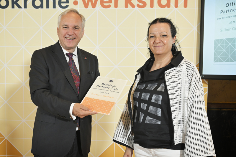 Verleihung des Gütesiegels. Nationalratspräsident Walter Rosenkranz (FPÖ) (links)