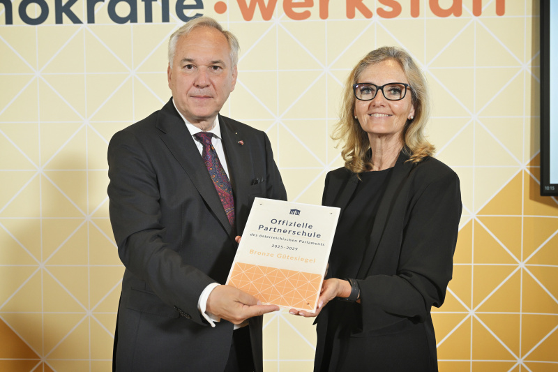 Verleihung des Gütesiegels. Nationalratspräsident Walter Rosenkranz (FPÖ) (links)